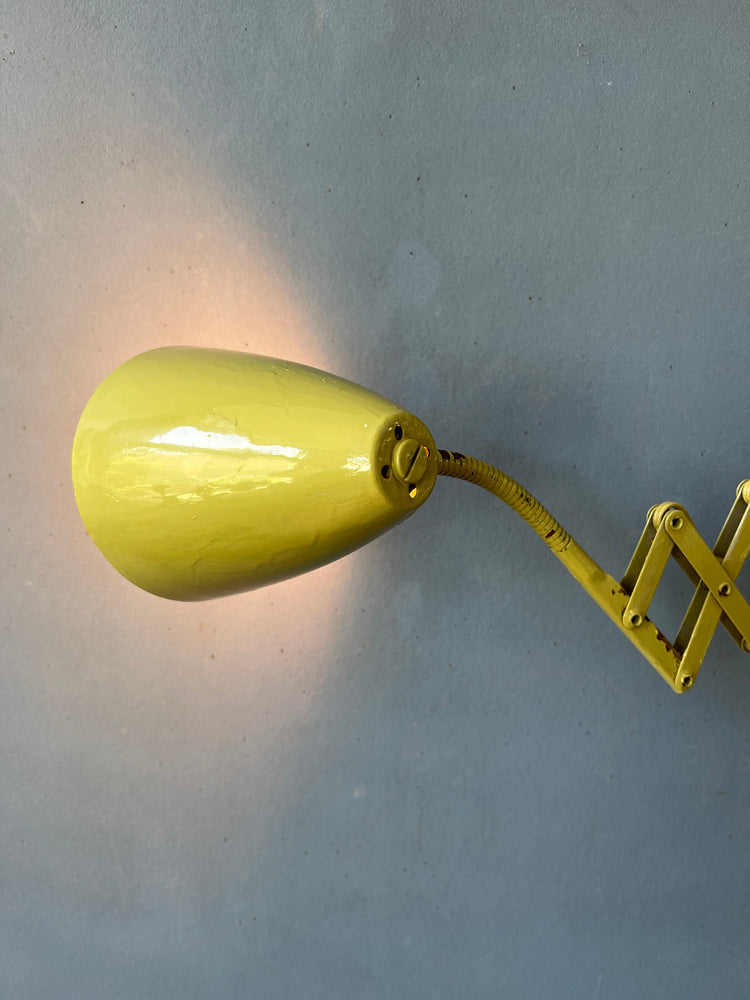 Vintage Scissor Wall Light in Green Colour / Mid Century Modern Lighting / 70s Retro Lamp